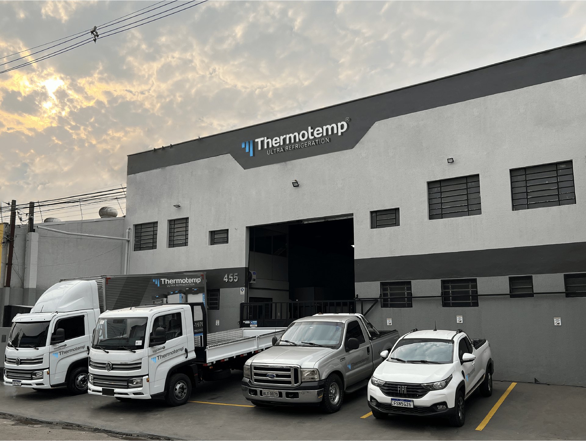 Fachada da sede Thermotemp Ultra Refrigeration com frota de veículos